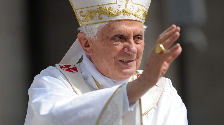Pope Benedict dies