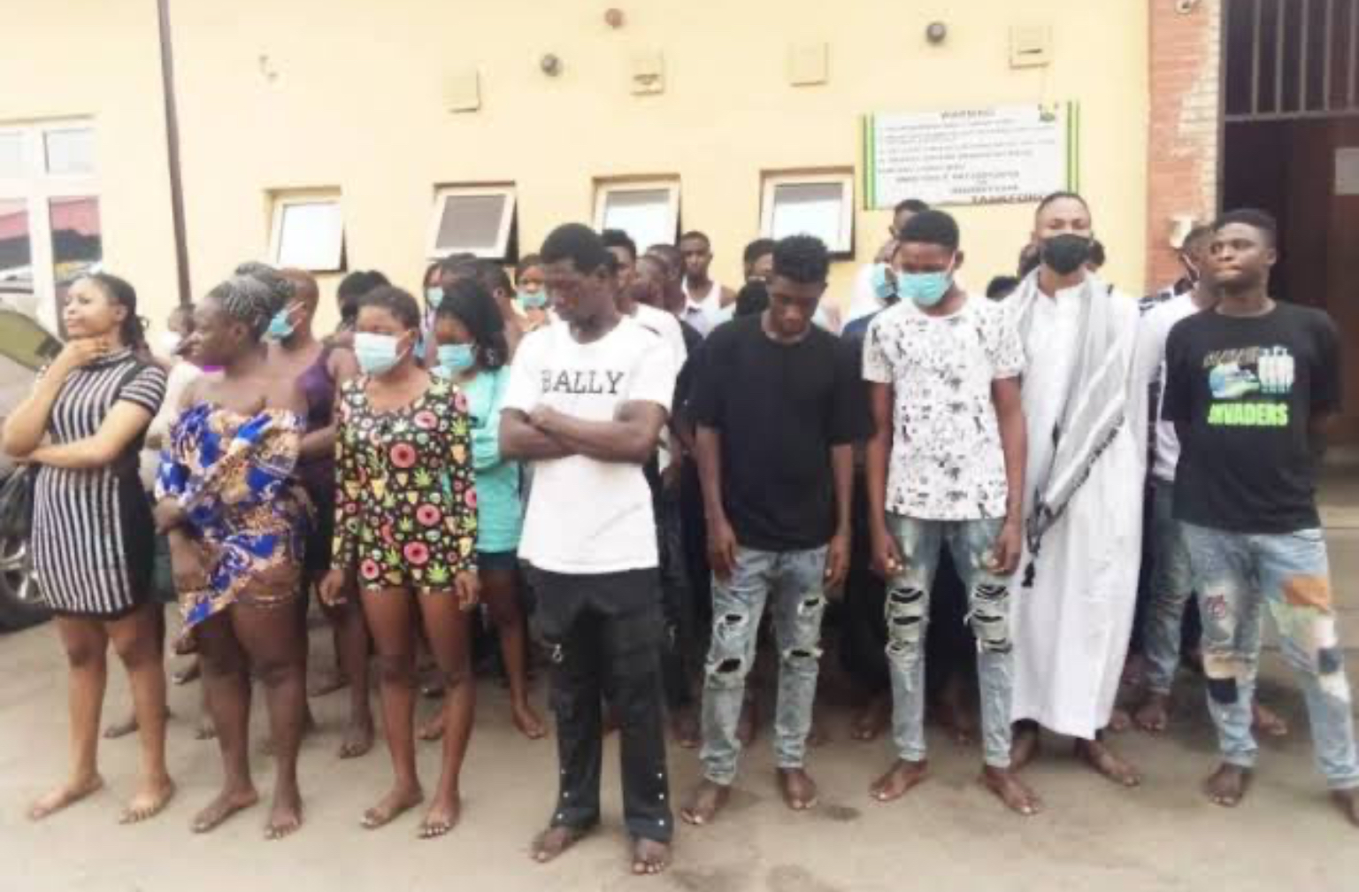 A Mobile Court in Benin, the Edo State capital, on Friday convicted 33 people for flouting the coronavirus protocols in the State. NAN reports that the prosecuting counsel, Mr G. O. Odeyibo told the court that the 33 accused who subsequently pleaded guilty were arrested within the Benin metropolis. Oyedibo said that 21 accused persons were arrested for not wearing face masks and for failing to maintain social gaps in public as directed by the Federal government. According to him, six out of the 33 persons were arrested for not disposing their wastes properly at Oba Market. Delivering judgement, Chief Magistrate Rusberth Imafidon convicted the 21 face mask violators and directed them to do community service for three hours daily for two days without any option of fine. He also sentenced the six convicts, who did not dispose their wastes properly at the Oba Market, to do community service of three hours for one day. The Chief Magistrate pointed out that doing community service was in tune with non-custodian sentence. He directed the correctional officers to oversee the convicts while serving their punishments.