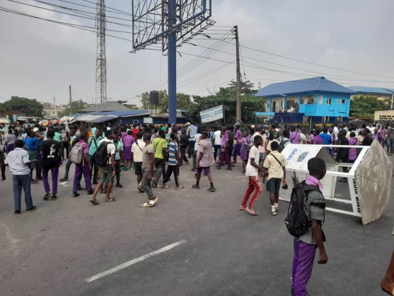 truck crushes students in Lagos