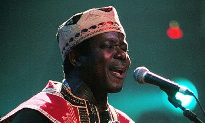 VIDEO: Moment King Sunny Ade slapped Band Member For Trying To Pick His Money At Event