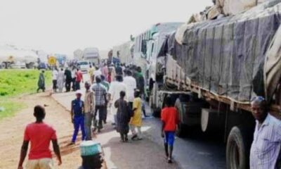 Ondo Residents captured looting food from truck
