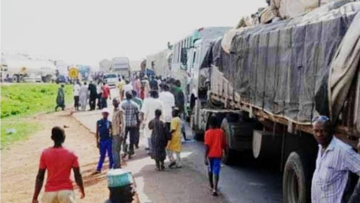 Ondo Residents captured looting food from truck