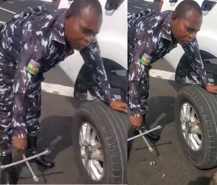 Policeman fix man's flat tyre at 3rd mainland bridge
