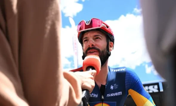 French cyclist kissing wife