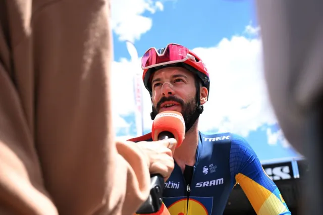 French cyclist kissing wife